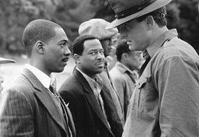 Movie still, Eddie Murphy, Martin Lawrence and Nick Cassavetes in Life, Festivale film reviews section; life1.jpg - 15556 Bytes