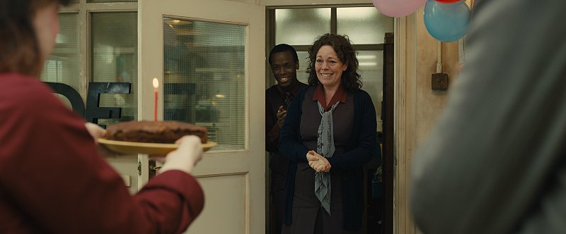 Olivia Colman and Micheal Ward in Empire of Light (2022); (c) 2022 20th Century Studios;800x332