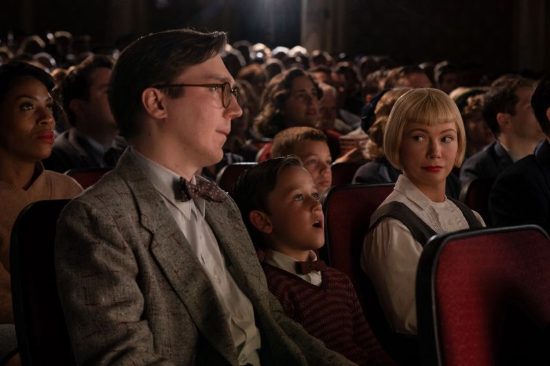 Paul Dano, Michelle Williams, Mateo Zoryon Francis-DeFord in The Fabelmans, movie still;800x533