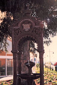 Drinking fountain, Williamstown pier, Victoria, Australia, photograph by Ali Kayn, image -- wtown04.jpg - 20944 Bytes