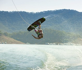 Water Skiing on Lake Eildon; 2010 Robert Blackburn courtesy Tourism Victoria; 316x272