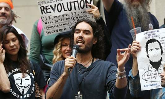 movie still, Russell Brand in The Emperor's New Clothes, Festivale film review; 533x320